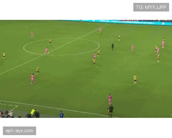 足球赛场惊现“牛皮筋进球”新玩法,引爆球迷热议 足球赛场惊现“牛皮筋进球”新玩法,引爆球迷热议