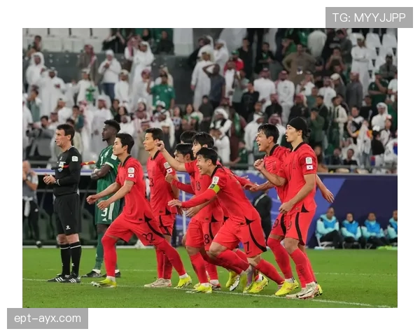 足球联赛杯赛激战正酣，明星球员高光表现引关注